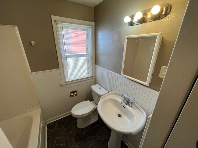 Building Photo - Two Bedroom Home with Attached Garage Move...