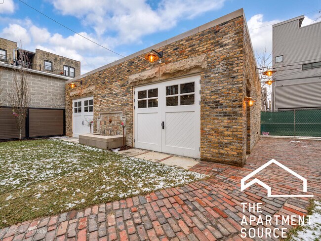 Building Photo - 2140 N Oakley Ave
