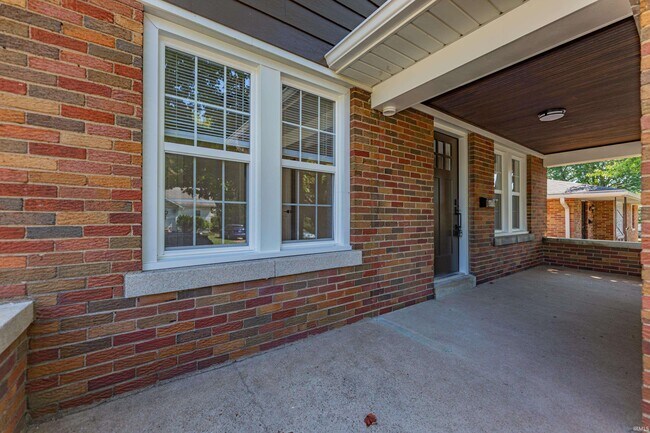 Building Photo - 808 S Cullen Ave