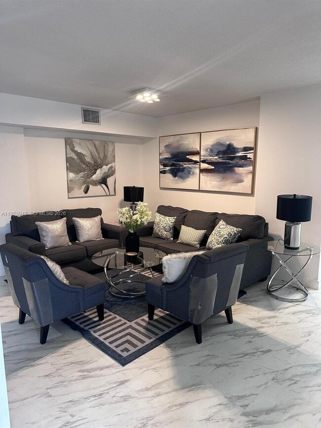 Building Photo - 9340 Fontainebleau Blvd