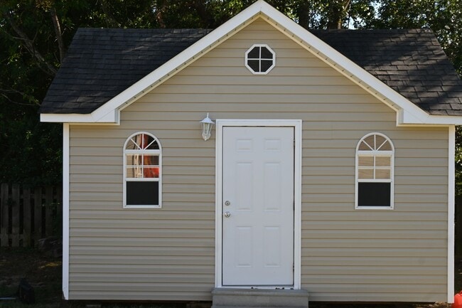 Building Photo - NE-Columbus-3 Bedrooms & 2 full Baths-Move-In Ready