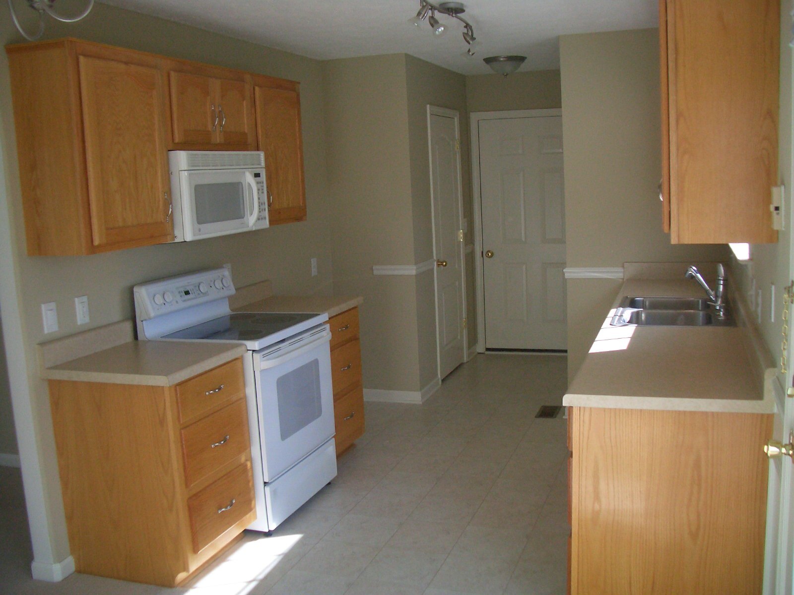 Kitchen - 1605 Joel Dr