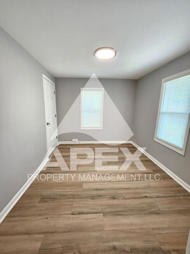 Building Photo - Renovated Craftsman Style 2 Bd 1- Ba Single Family Home with off street parking mins from Downtown!
