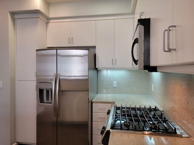 Building Photo - High End Condo on Top floor: High Ceilings...