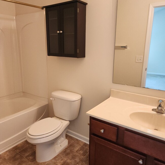 Building Photo - APPLICATION PENDING-3 Level Townhouse For ...