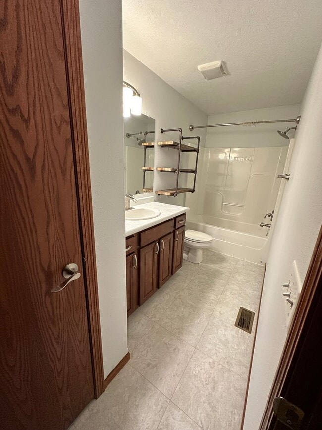 Building Photo - 3 Bedroom House!