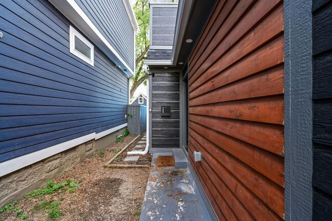 Building Photo - 337 Sanders St