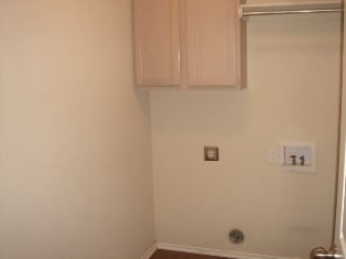 Building Photo - Charming Home - Moore Schools
