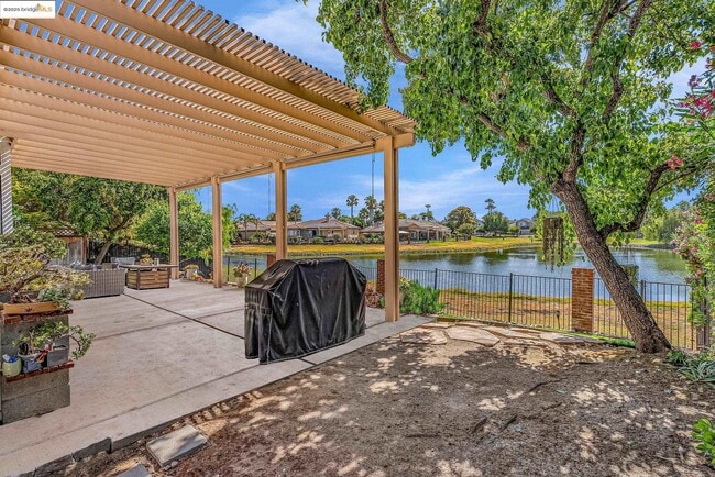 Building Photo - 2435 Pinehurst Ct