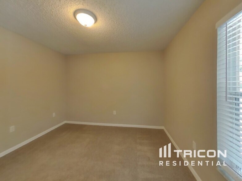 Building Photo - 272 Kings Pond Ave