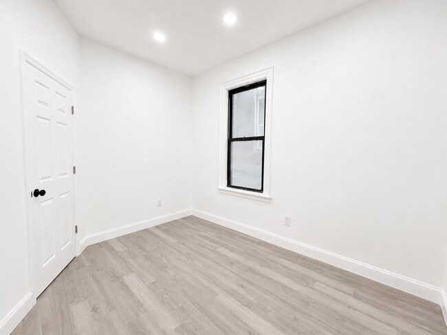 Building Photo - 428 56th St