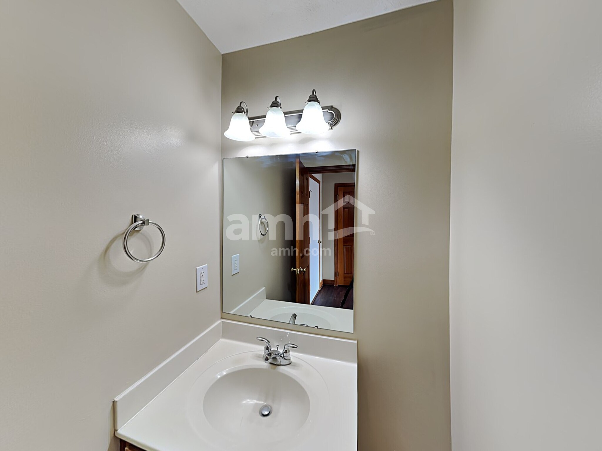 Building Photo - 811 Corylus Dr SW