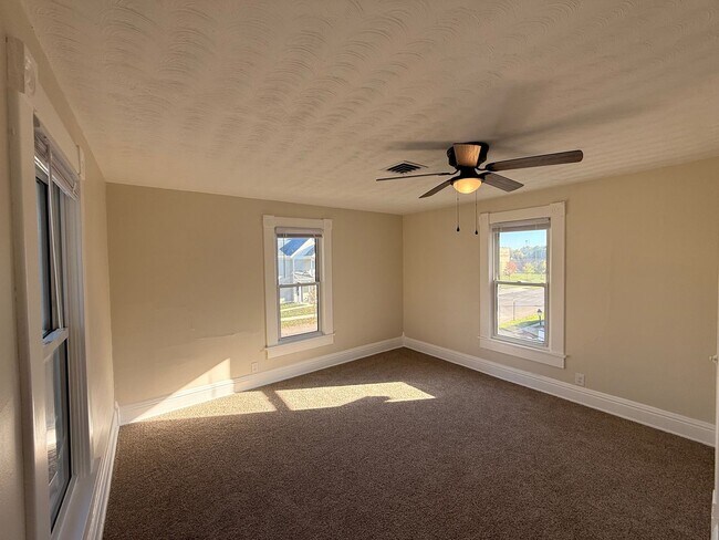 Building Photo - 750-752 E Wheeling St