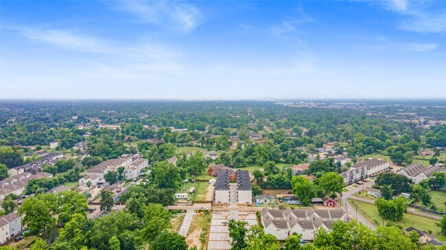 Building Photo - 812 Elkhart St