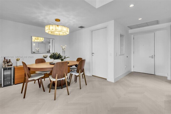 Building Photo - 1300 Brickell Bay Dr