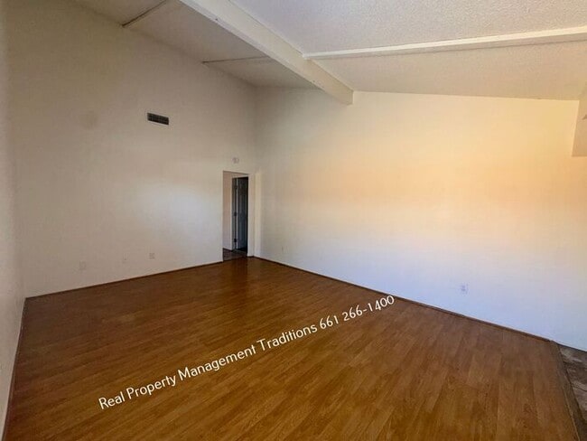Building Photo - Cute 3 + 2 in Palmdale