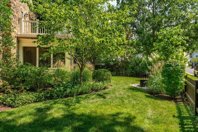 Building Photo - Exceptional Living in the Heart of Arlingt...