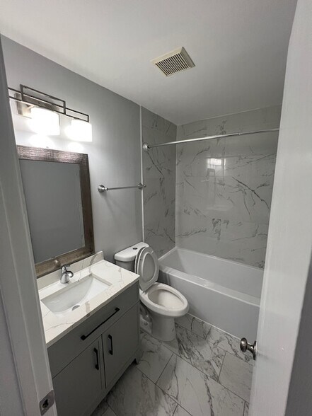 hall full bath - 4801 Waltonshire Cir