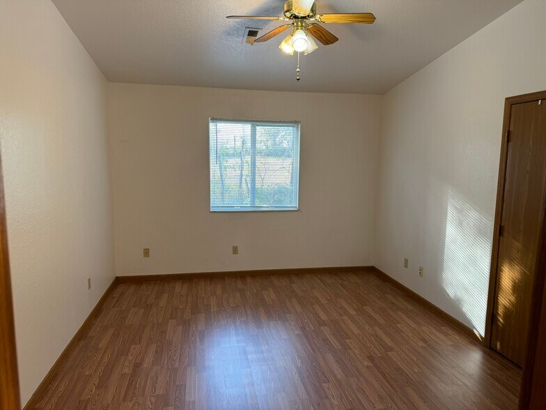 Building Photo - 716 Hilltop Ln