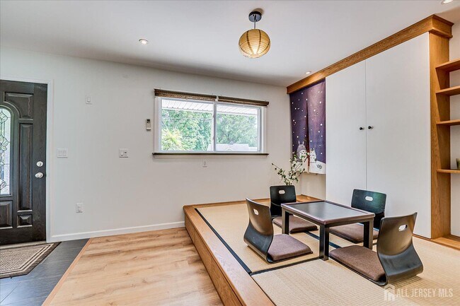 Building Photo - 9 Regent Ct