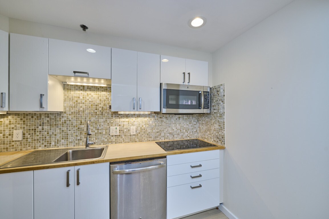 Building Photo - 950 Massachusetts Ave