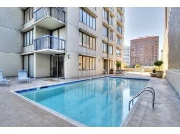 Building Photo - Beautiful bright One Bedroom Condo With a ...