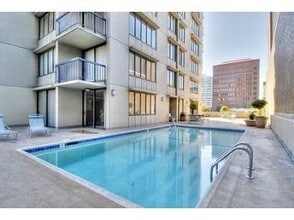 Building Photo - Beautiful bright One Bedroom Condo With St...