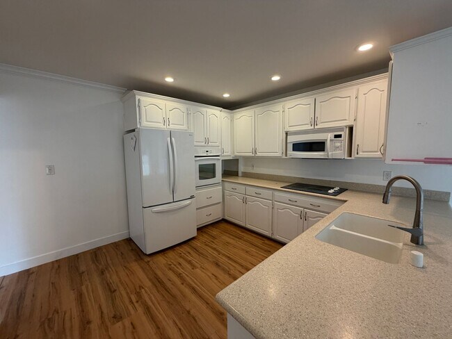 Building Photo - 6BD/3BA Close to Campus - Large Rooms! Great Yard!