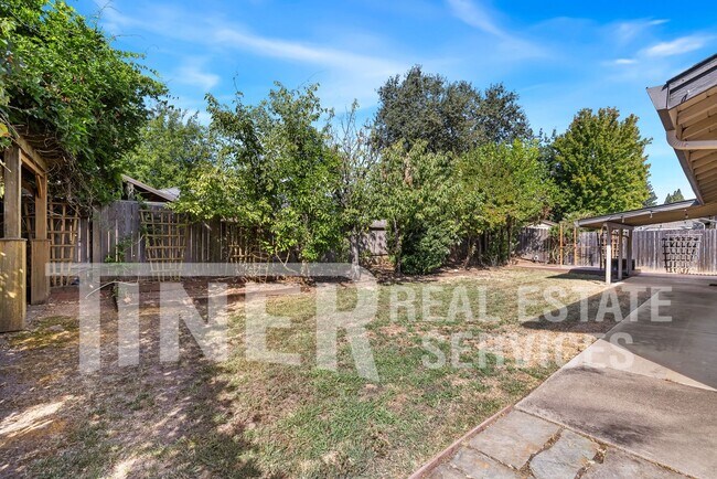 Building Photo - 639 Flower Dr