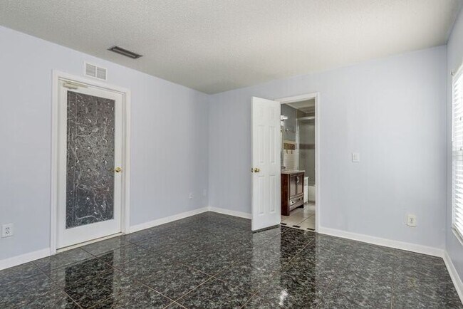 Building Photo - 4/2 Tampa Home