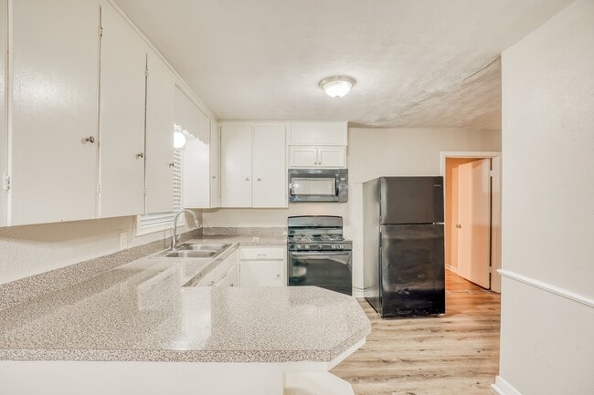 Building Photo - 1610 13th Ave N