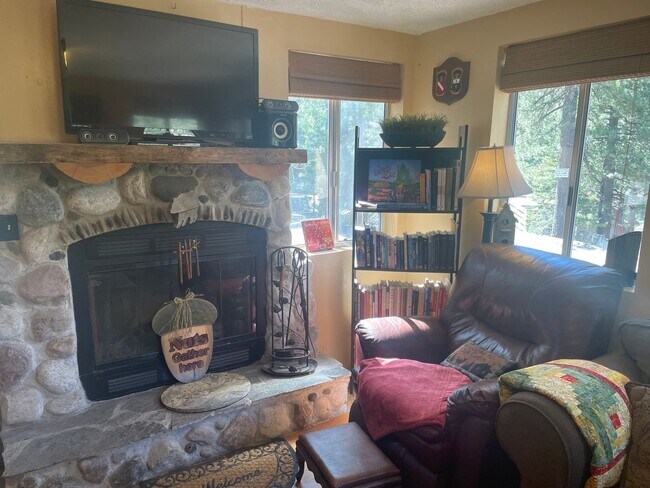 Building Photo - Lovely Home: 2BR+Bonus at Cul-De-Sac in Gr...