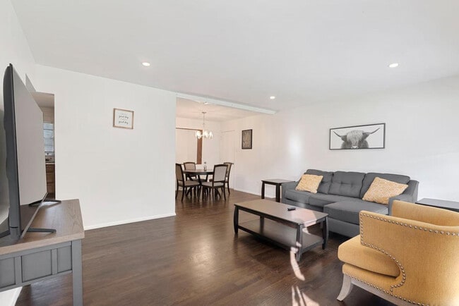 Building Photo - 814 Holiday Ave