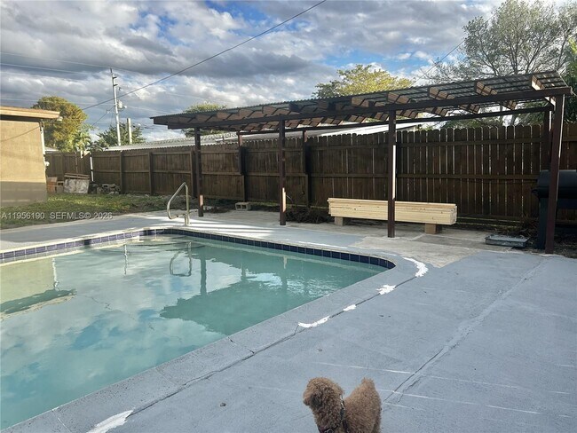 Building Photo - 3720 SW 32 Ave