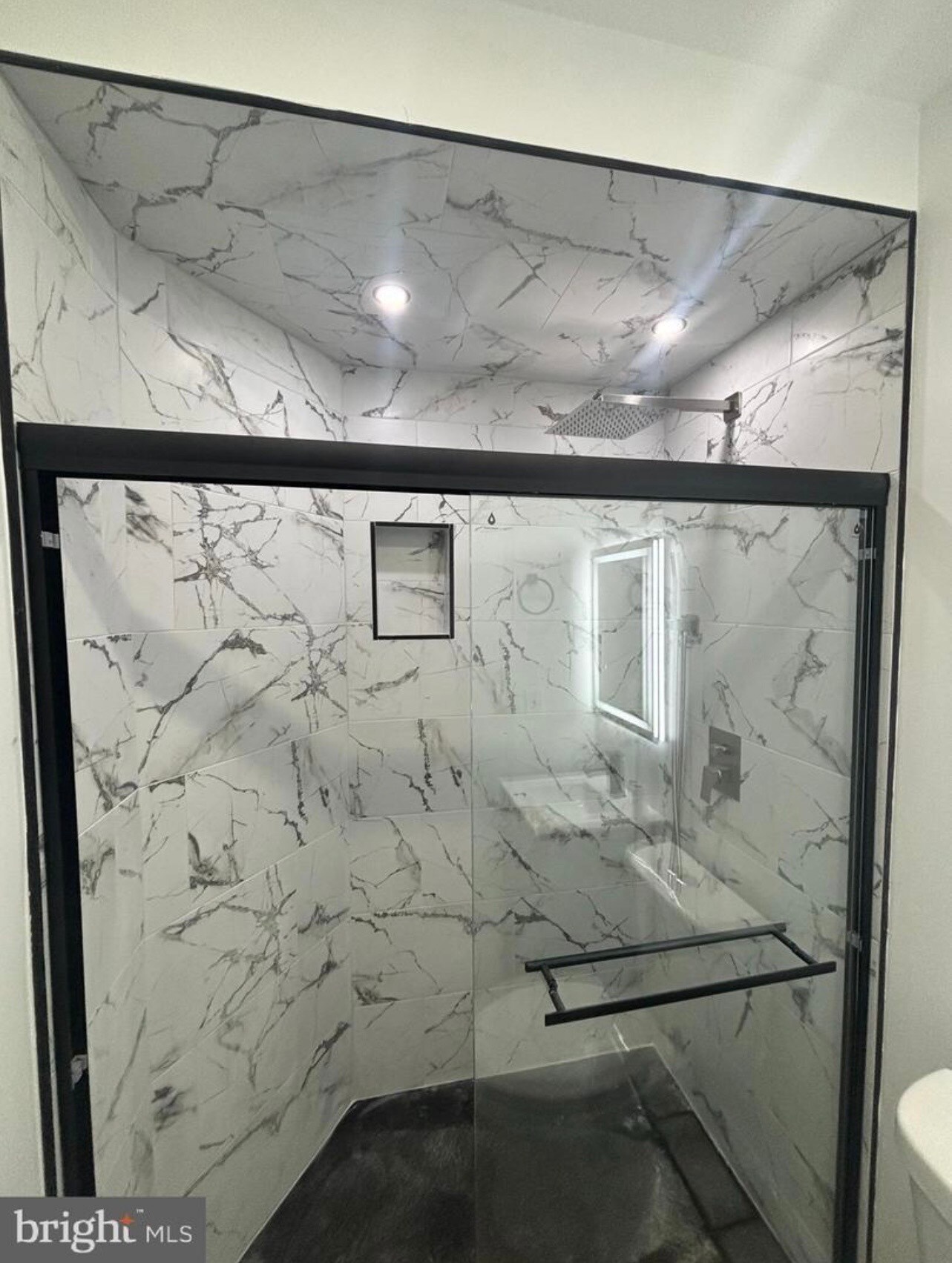 Building Photo - 321 Loney St