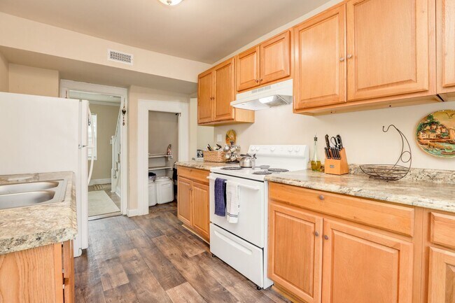 Building Photo - Renovated and Roomy 3 Bedroom Home in the ...