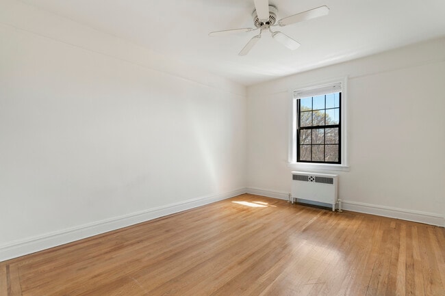 Building Photo - 14 N Chatsworth Ave