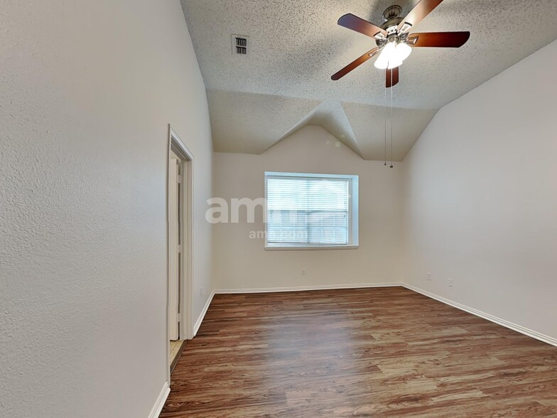 Building Photo - 4504 Highlands Dr