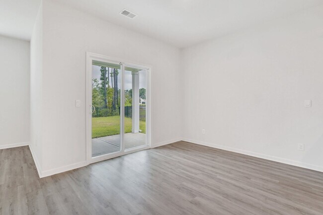 Building Photo - 4 BEDROOMS & FENCED YARD!