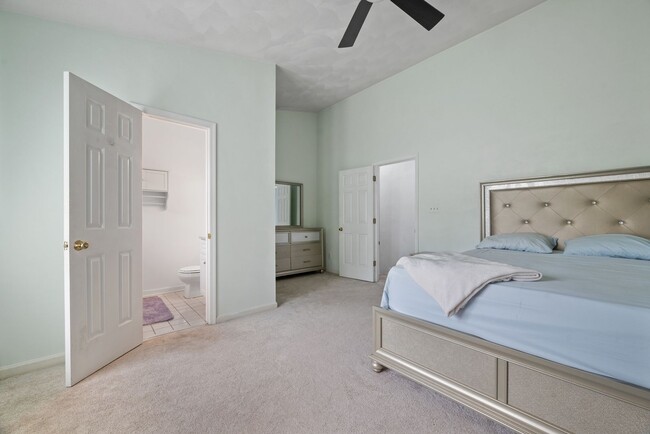 Building Photo - Townhouse, 2 bedroom, 2.5 baths in Yorktow...