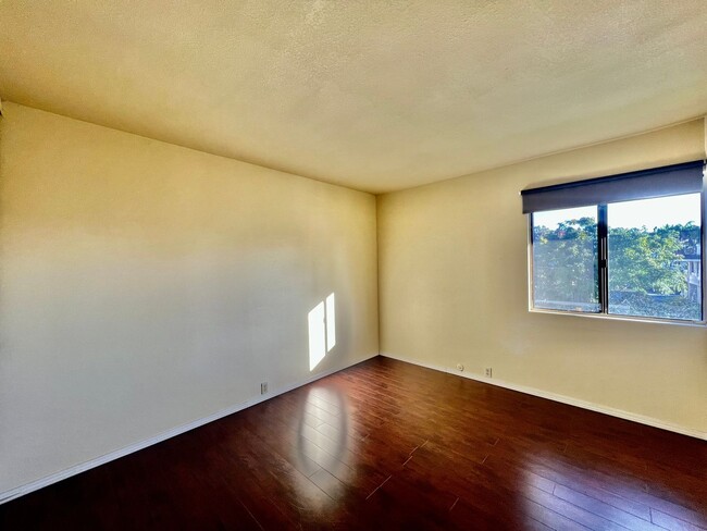 Building Photo - Beautiful 3B/2BA condo w/ Washer&Dryer loc...