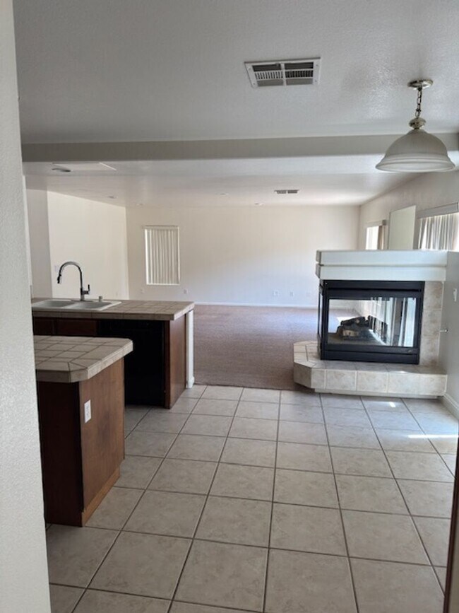 Building Photo - LARGE Spacious 5 Bedroom Single Family Home!!