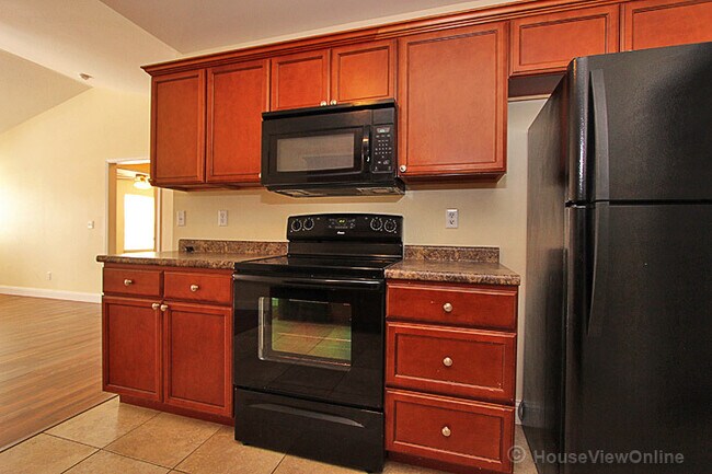 Building Photo - Founders Court 135/137