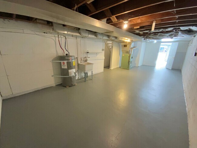 Building Photo - Beautiful Townhouse with Fenced Yard, Gara...
