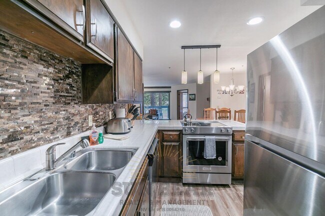 Primary Photo - Adorable Condo w Elevator & Open Condo Garage
