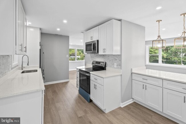 Building Photo - 5822 Brookview Dr