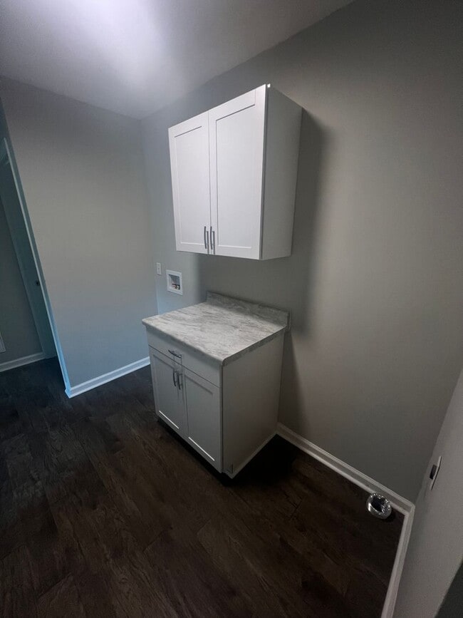 Building Photo - 2413 Shawnee Dr