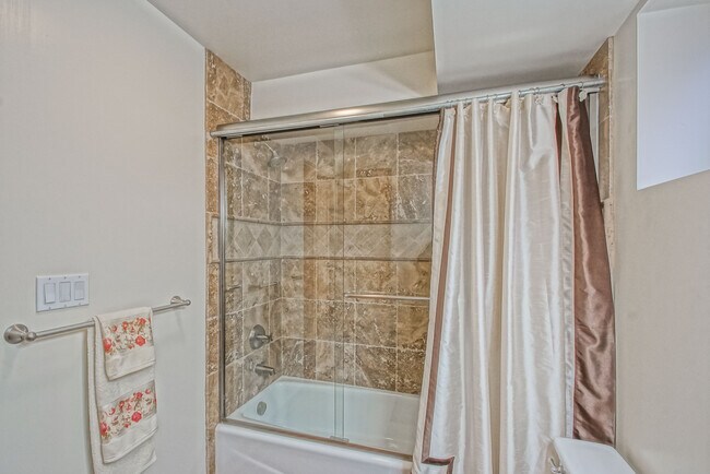 Building Photo - 308 Gull St