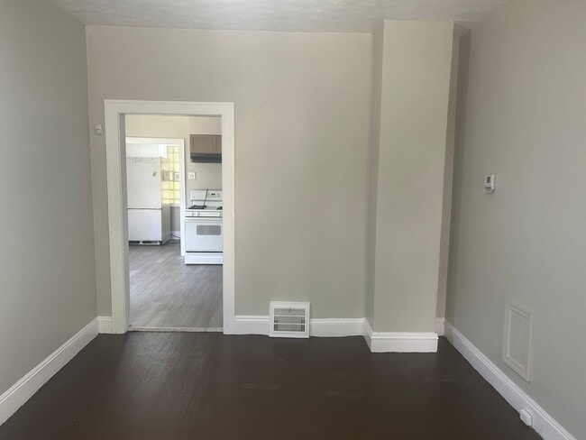 Building Photo - Section 8 Accepted! Cozy 3-bedroom home, p...