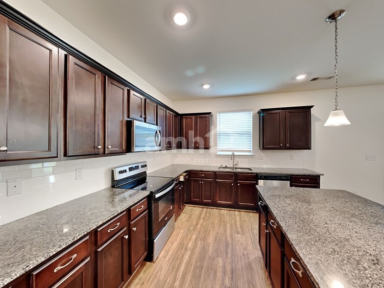 Building Photo - 2050 Brook Enclave Trail
